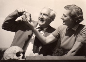 Louis and Mary Leakey examine the palate of Zinjanthropus.
